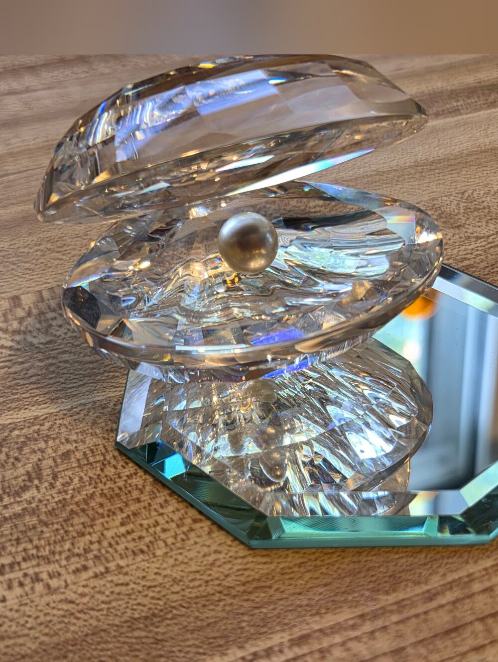 Swarovski Crystal Clam Shell with Pearl Accent - Clear with Iridescent Hues